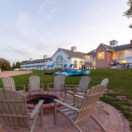 Baymont By Wyndham St. Ignace Lakefront Exterior foto