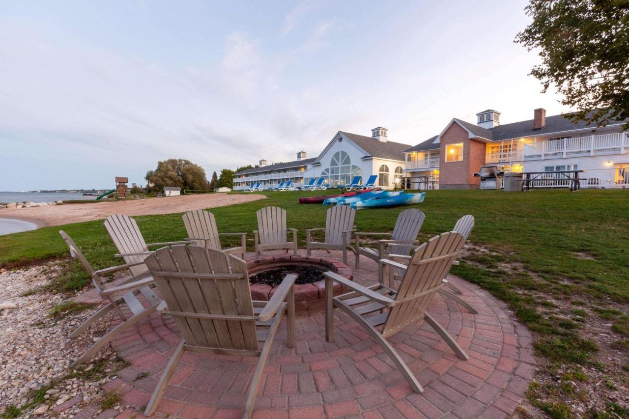 Baymont By Wyndham St. Ignace Lakefront Exterior foto