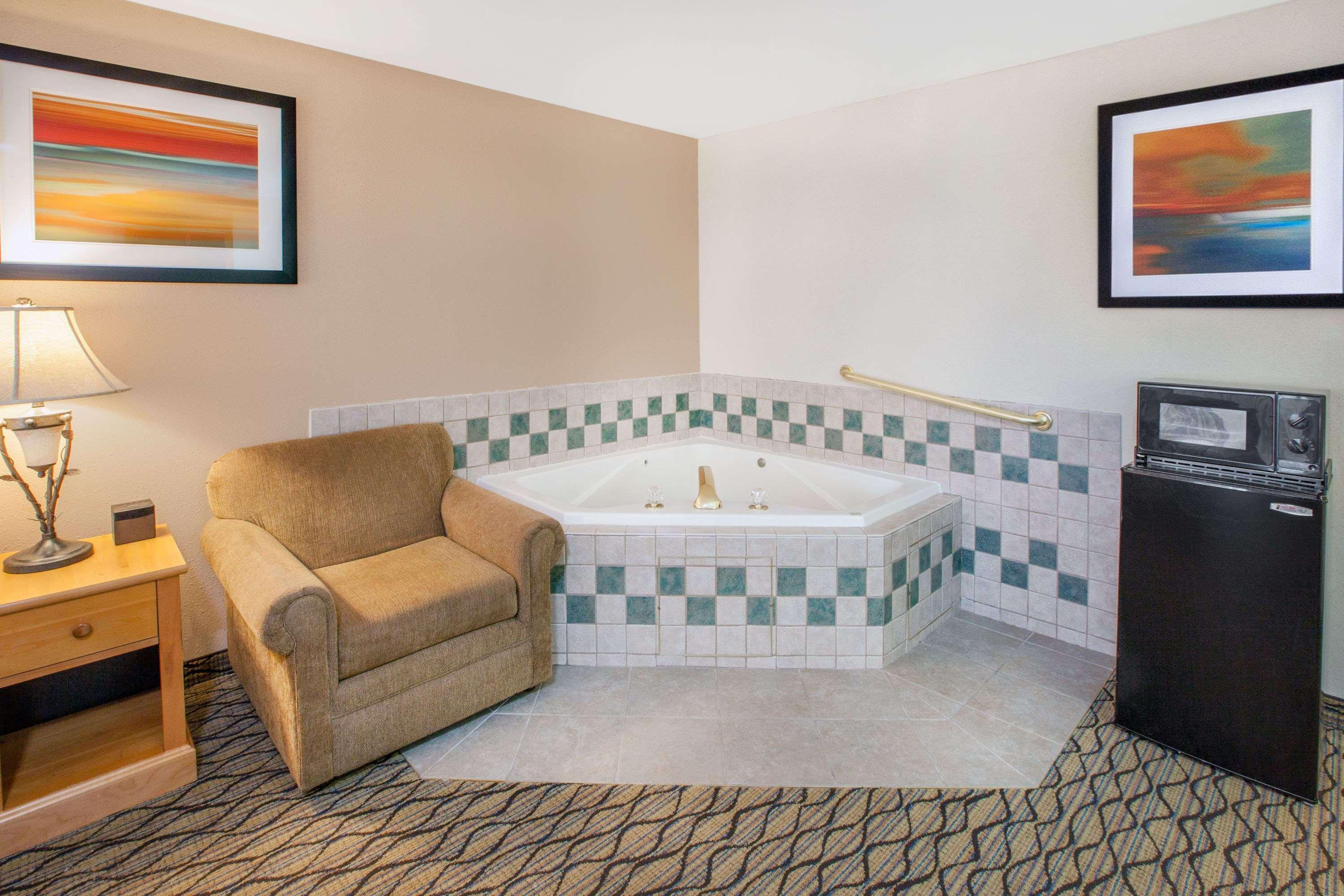 Baymont By Wyndham St. Ignace Lakefront Exterior foto