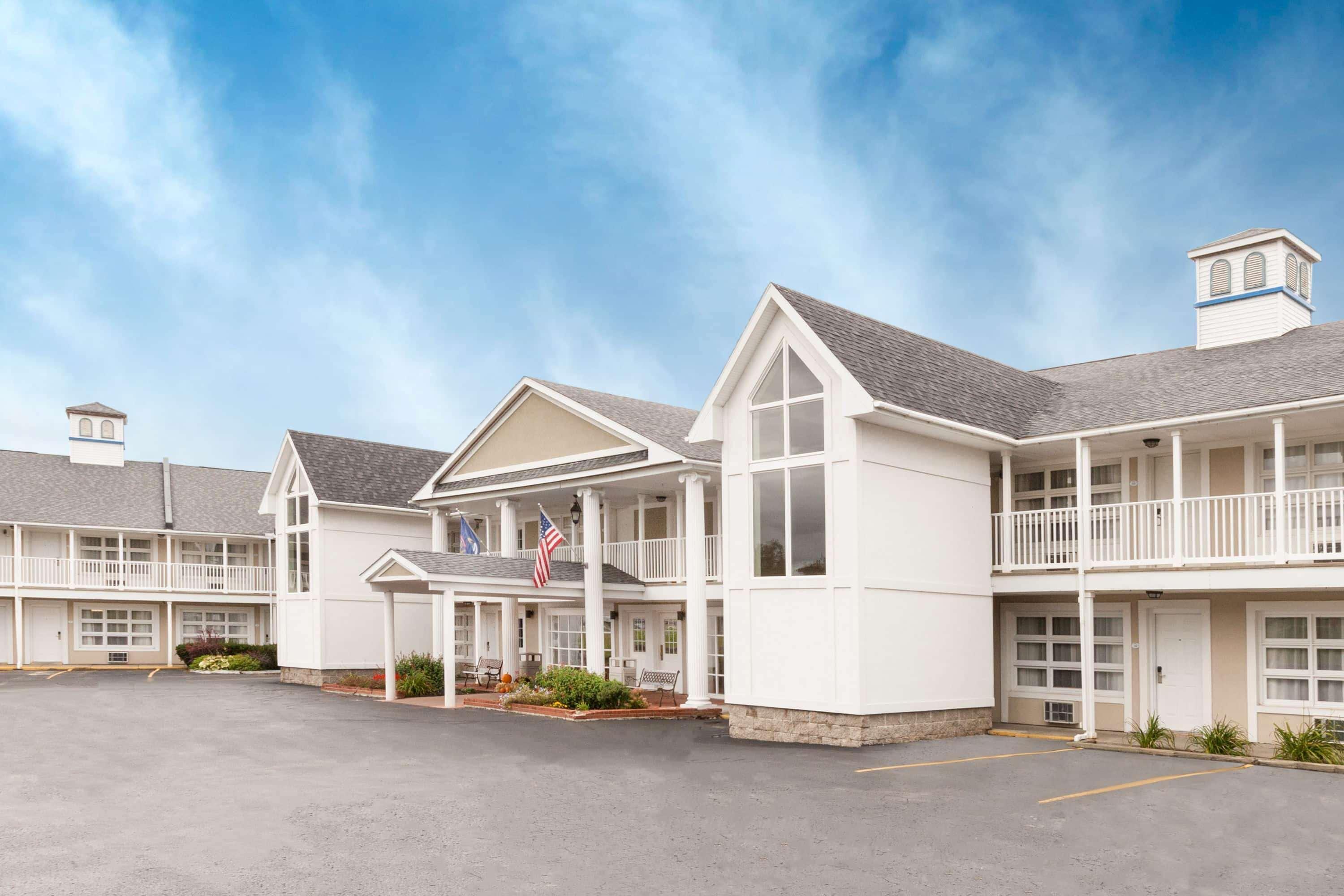 Baymont By Wyndham St. Ignace Lakefront Exterior foto